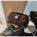 Detalle de bolso bandolera de leopardo vintage con herrajes plateados y cuero negro - Negro