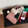 Borsa a tracolla rosa in camoscio a forma di calza natalizia con pelliccia bianca e pompon - Rosa