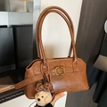 Sac à bandoulière marron vintage avec boucle dorée et breloque en peluche ours - Marron avec pendentif