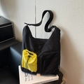 Bolso bandolera grande de nailon en contraste negro y amarillo con varios bolsillos - Negro