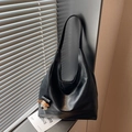 Borsa tote nera in pelle sintetica con trama vintage e charm a forma di cane - Nero con ciondolo