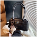 Sac sous le bras rétro noir en cuir avec breloque ours léopard et fini mat - Noir avec pendentif