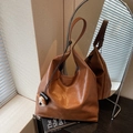 Borsa tote vintage marrone con ciondolo a forma di cane e stile hobo minimalista - Marrone con ciondolo