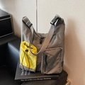 Bolso bandolera de nailon gris con bolsillo amarillo de cordón y correa ancha ajustable - Gris