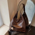 Borsa tote vintage in pelle marrone scuro con ciondolo di peluche e grande capacità moda - Caffè con Ciondolo