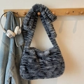Plüschige Hobo-Tasche aus Kunstpelz mit grauem Tigerstreifenmuster und weichem Schultergurt - Schwarz