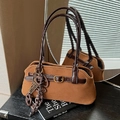 Sac à main vintage en cuir dépoli marron avec pendentif en métal et boucle dorée - Marron avec pendentif