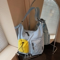 Bolso bandolera de nailon azul claro con bolsillos amarillos y correa negra ajustable - Azul