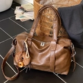 Grande borsa tote in ecopelle marrone scuro con ciondolo a ciambella e tracolla - Marrone con ciondolo