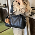 Borsa tote Boston nera in pelle vintage a cera con grande capacità e ciondolo - Nero con ciondolo