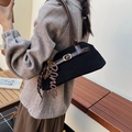 Sac à bandoulière rétro contrasté noir et marron avec texture mate et boucle dorée - Noir avec pendentif