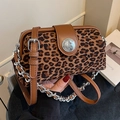 Bolso bandolera de leopardo retro con ribete de cuero marrón y cadena metálica - Marrón