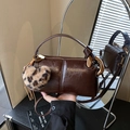 Borsa a bauletto in pelle cerata testa di moro con fibbia dorata e ciondolo a cuore - PU Caffè Con Ciondolo