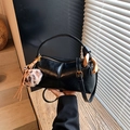 Borsa boston retrò in pelle nera con fibbia dorata e ciondolo a pompon leopardato - PU Nero Con Ciondolo
