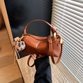 Borsa vintage marrone a bauletto con fibbie dorate e ciondolo leopardato - PU Marrone Con Pendente