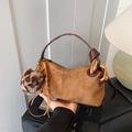 Borsa vintage in camoscio marrone con catena dorata e ciondolo pompon leopardato - Camoscio Marrone Con Pendente