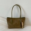 Borsa tote in camoscio verde oliva con tracolla a contrasto e ciondolo etnico - Con Ciondolo / Verde