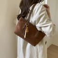 Borsa a spalla in finta pelle scamosciata marrone con nappa di perline di legno - Con Ciondolo / Marrone