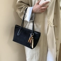 Borsa tote nera opaca in pelle scamosciata con ciondolo di perline di legno marrone - Con Ciondolo / Nero