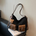 Borsa tote in tela nera con manici in pelle marrone e tasche con fibbia frontali - Con Ciondolo / Nero