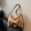 Borsa tote in camoscio kaki con tasche in pelle marrone e ciondolo a forma di orso - Con Ciondolo / Bianco avorio