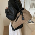 Khakifarbene Tragetasche aus mattem Wildleder mit schwarzem Leder-Schultergurt - Khaki