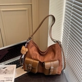 Borsa hobo in pelle scamosciata marrone con doppie tasche frontali e ciondolo orso - Con Ciondolo / Marrone