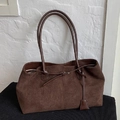 Borsa tote in pelle opaca marrone scuro con spalline lunghe e silhouette minimalista - Marrone