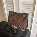 Bolso tote de ante marrón oscuro con acolchado de rombos y correa de cadena dorada elegante - Marrón
