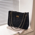 Bolso tote de ante acolchado negro con cadena dorada y cierre de metal estilo vintage - Negro