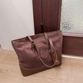 Détail du cabas en daim bordeaux avec finitions en cuir marron et badge mode - Marron