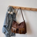 Borsa a spalla retrò in pelle scamosciata marrone con doppie tasche frontali e fibbie - senza ciondolo / Caffè