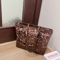 Détail du cabas léopard avec base en cuir marron et petit porte-monnaie accroché - Léopard Café