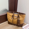 Gros plan du cabas léopard vintage avec textures en daim et détails en cuir brun - Jaune