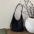 Sac hobo d'épaule en daim noir classique avec une forme de croissant et un design épuré - Noir