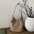 Borsa hobo in finta pelle scamosciata marrone con ciondolo a cuore e tracolla sottile - Cachi