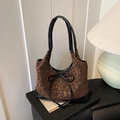 Tragetasche mit braunem Leopardenmuster, schwarzen Lederriemen und Schleifendetail - Braun