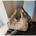 Detalle del bolso tote retro grande con bolsillos laterales con solapa y textura encerada - Caqui