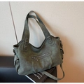 Detalle de bolso tote de ante verde oscuro con bolsillo de cremallera y asa ancha - Verde