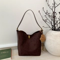 Dunkelbraune Wildleder-Beuteltasche mit goldenem Drehverschluss und Plüschbär-Anhänger - Kaffee mit Anhänger