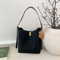 Schwarze Vintage-Eimertasche aus Wildleder mit Goldverschluss und Plüschstern - Schwarz mit Anhänger