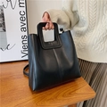 Minimalistische schwarze Kunstleder-Tote Bag mit hohlem Griff und vertikaler Ziernaht - Schwarz