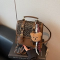 Mochila chic con estampado de leopardo, ribete de cuero y adorno de oso - Verde con Colgante