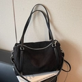 Grand sac boston en daim noir avec bandoulières en cuir et détails métalliques argentés - Noir