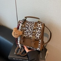 Mochila retro de leopardo con ribete de cuero marrón y amuleto de oso de peluche - Blanco Crema Con Colgante