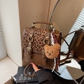 Mochila retro con estampado de leopardo, cuero sintético marrón y colgante de oso - Marrón con colgante