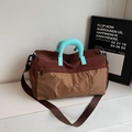 Borsa da viaggio marrone a scacchi con manici rotondi azzurri a contrasto - caffè