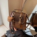 Mochila retro con estampado de leopardo para mujer con colgante de oso y hebillas doradas - Café con Colgante