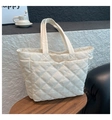 Detalle del bolso tote de nylon acolchado blanco con diseño de rombos y asas anchas - Blanco