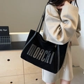 Borsa tote nera in pelle scamosciata con cuciture bianche e logo MOACHI inciso - Nero